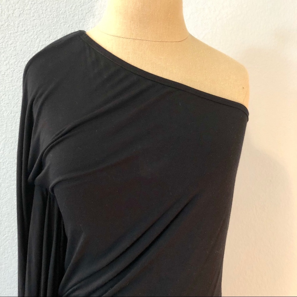 One-shoulder Dress by under.ligne